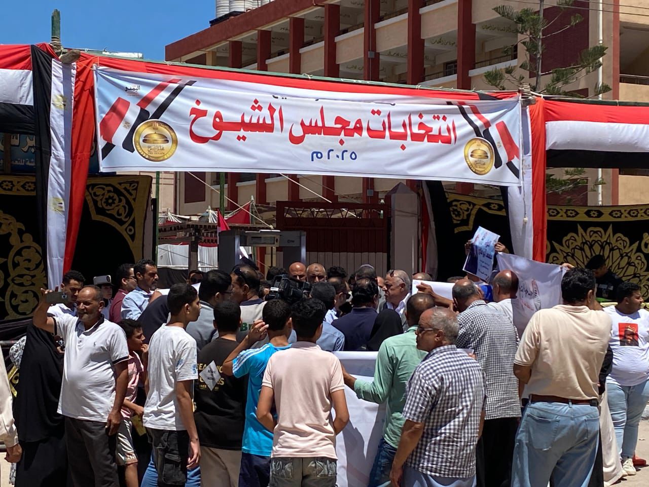 المئات بكفر الشيخ يحتشدون أمام اللجان