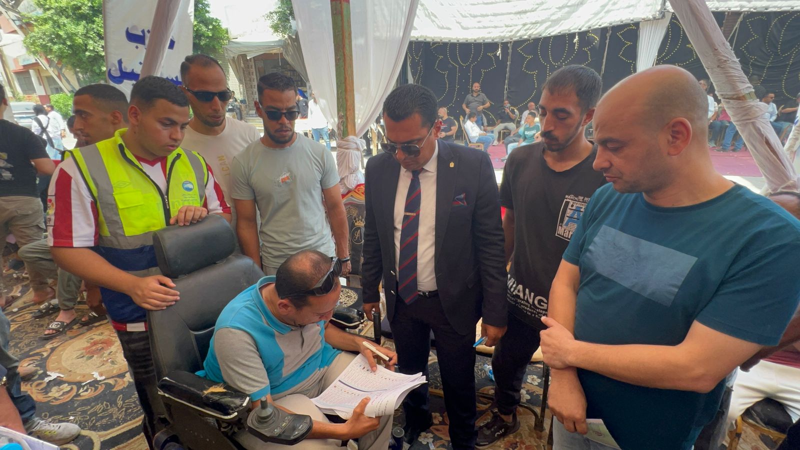 قاضٍ يساعد أحد ذوي الهمم على التصويت في انتخابات الشيوخ (2)