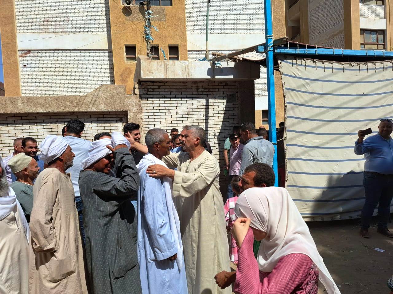 الناخبون بقرية الشيخ زياد بالمنيا (1)