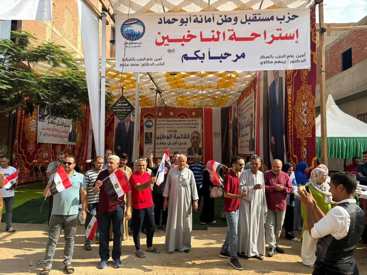 توافد الناخبين أمام اللجان (1)