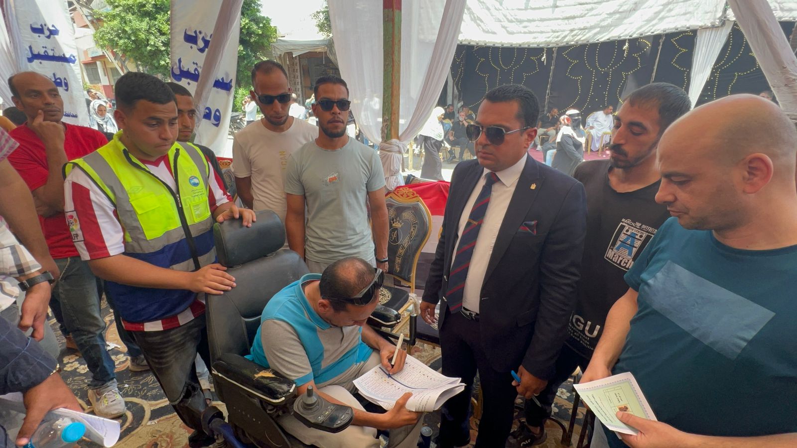 قاضٍ يساعد أحد ذوي الهمم على التصويت في انتخابات الشيوخ (4)