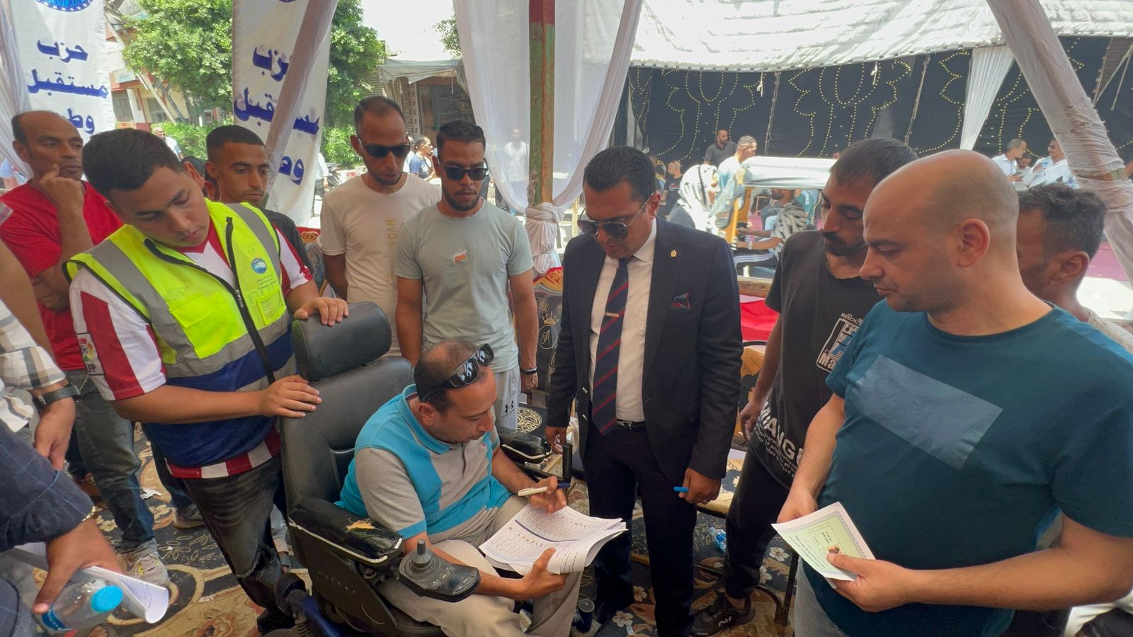 قاضٍ يساعد أحد ذوي الهمم على التصويت في انتخابات الشيوخ (5)