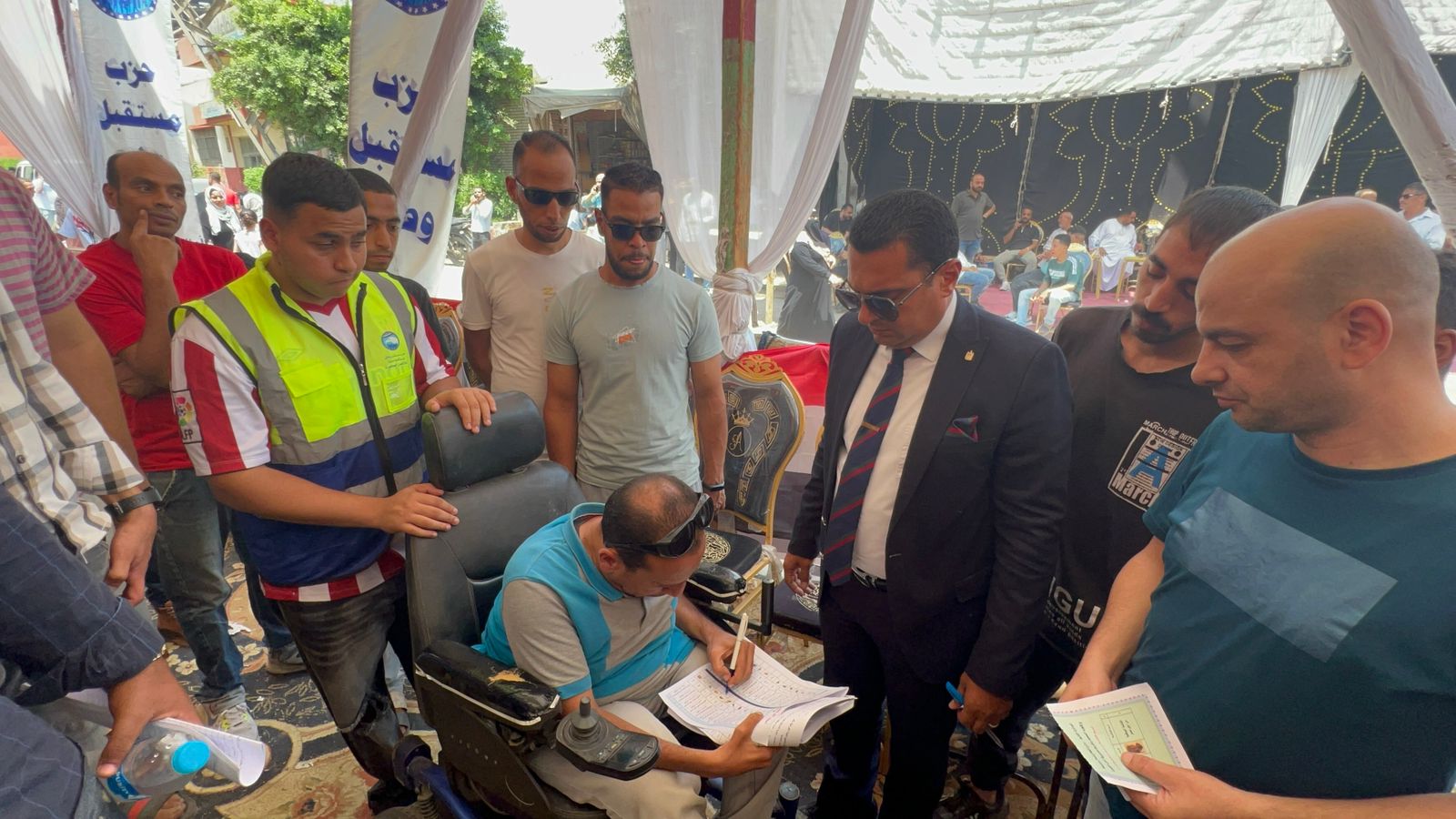 قاضٍ يساعد أحد ذوي الهمم على التصويت في انتخابات الشيوخ (3)