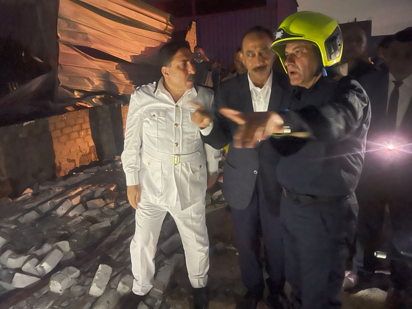 السيطرة على حريق اندلع داخل مخزن زيوت فى المرج (2)