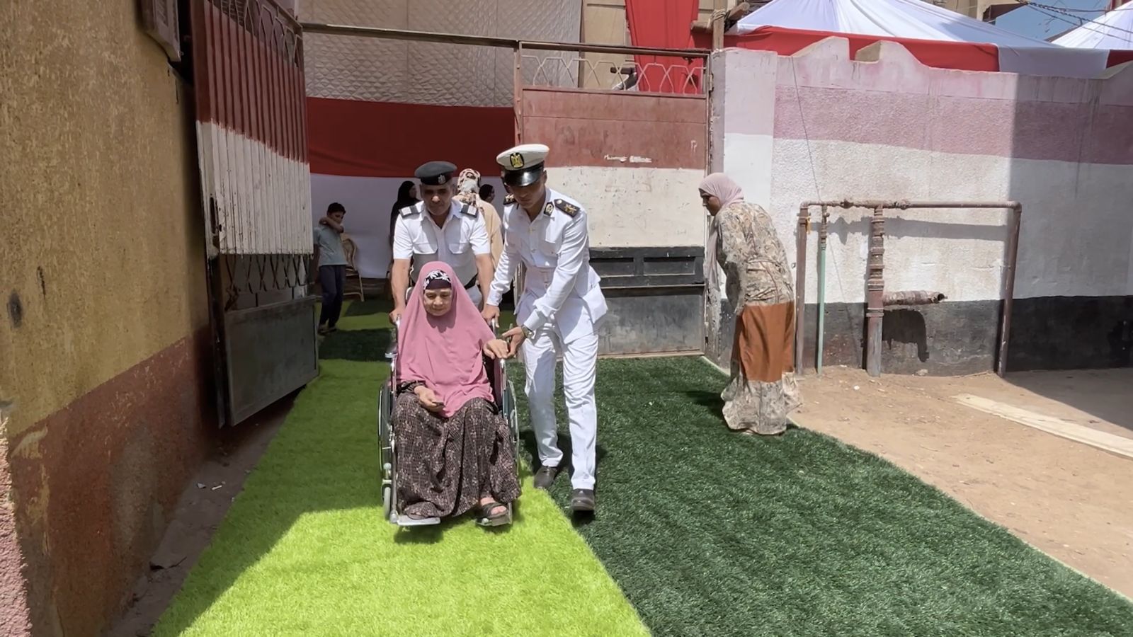 لقطه انسانية لرجال الشرطة لقطه انسانية لرجال الشرطة