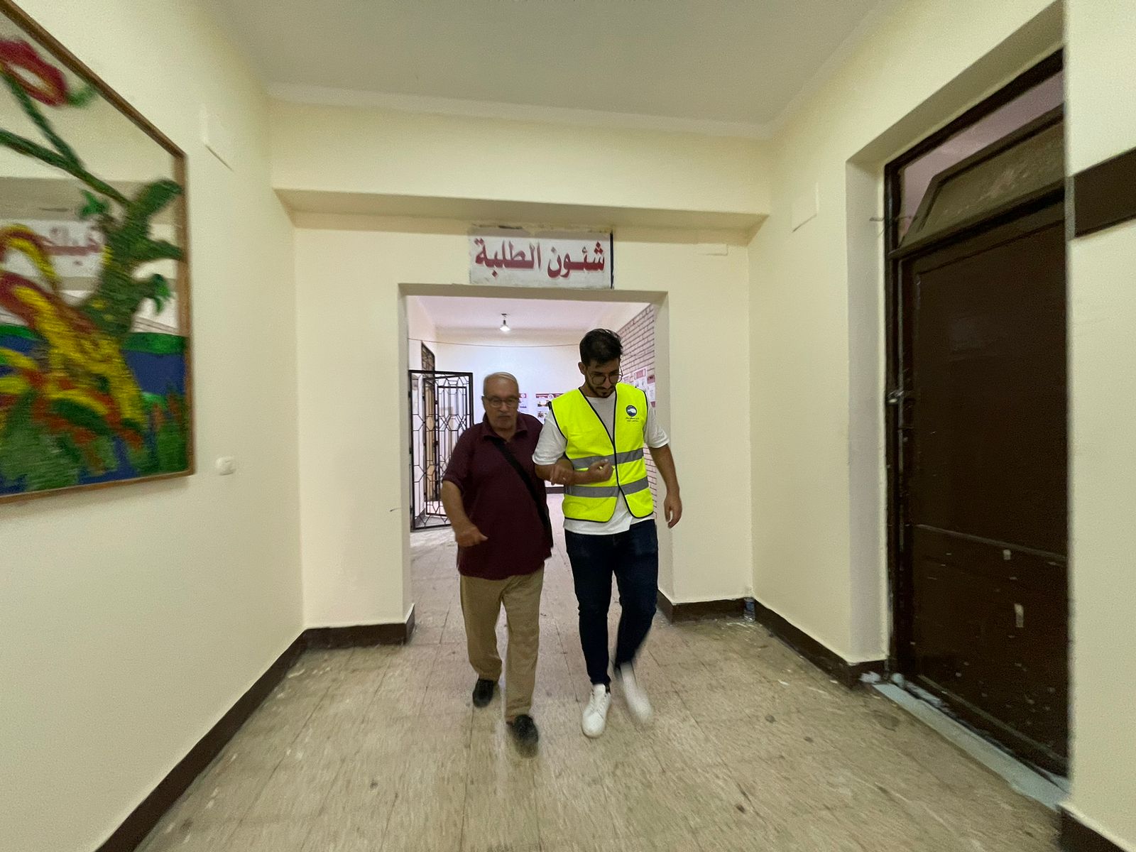 وصول مسن للإدلاء بصوته وصول مسن للإدلاء بصوته