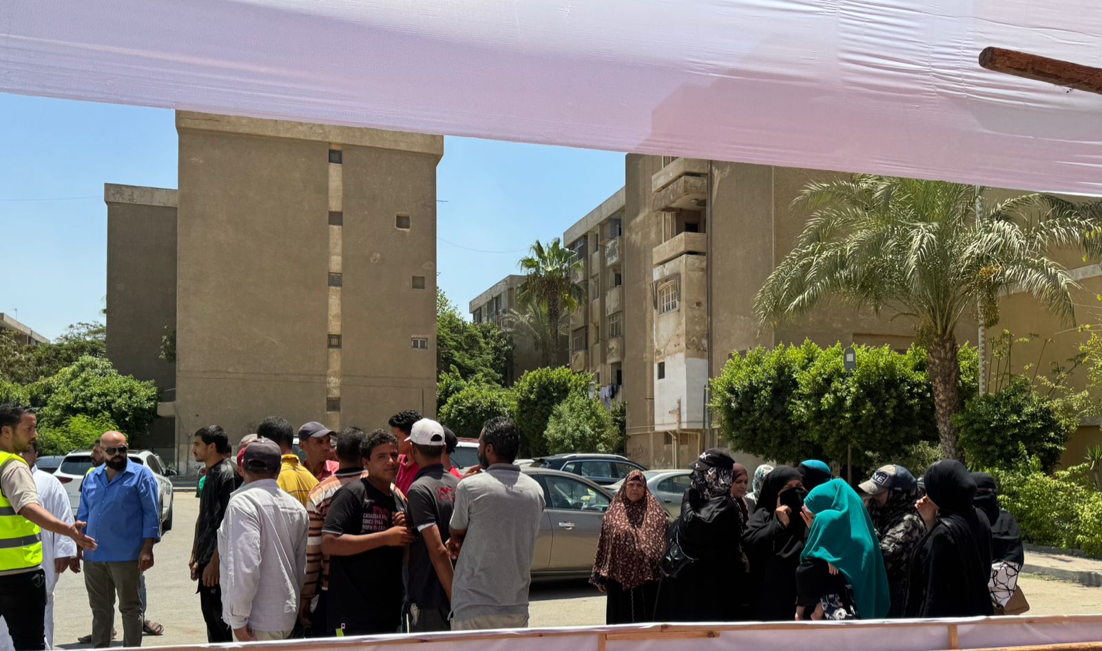 توافد المواطنون على اللجان الانتخابية (1)