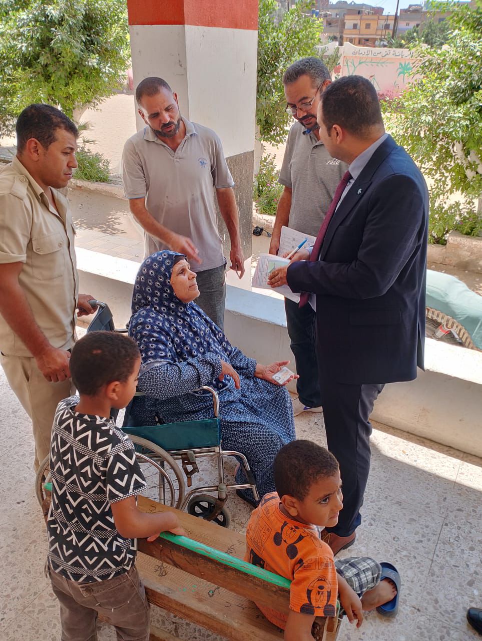 قاضي يساعد مسنه للإدلاء بصوتها