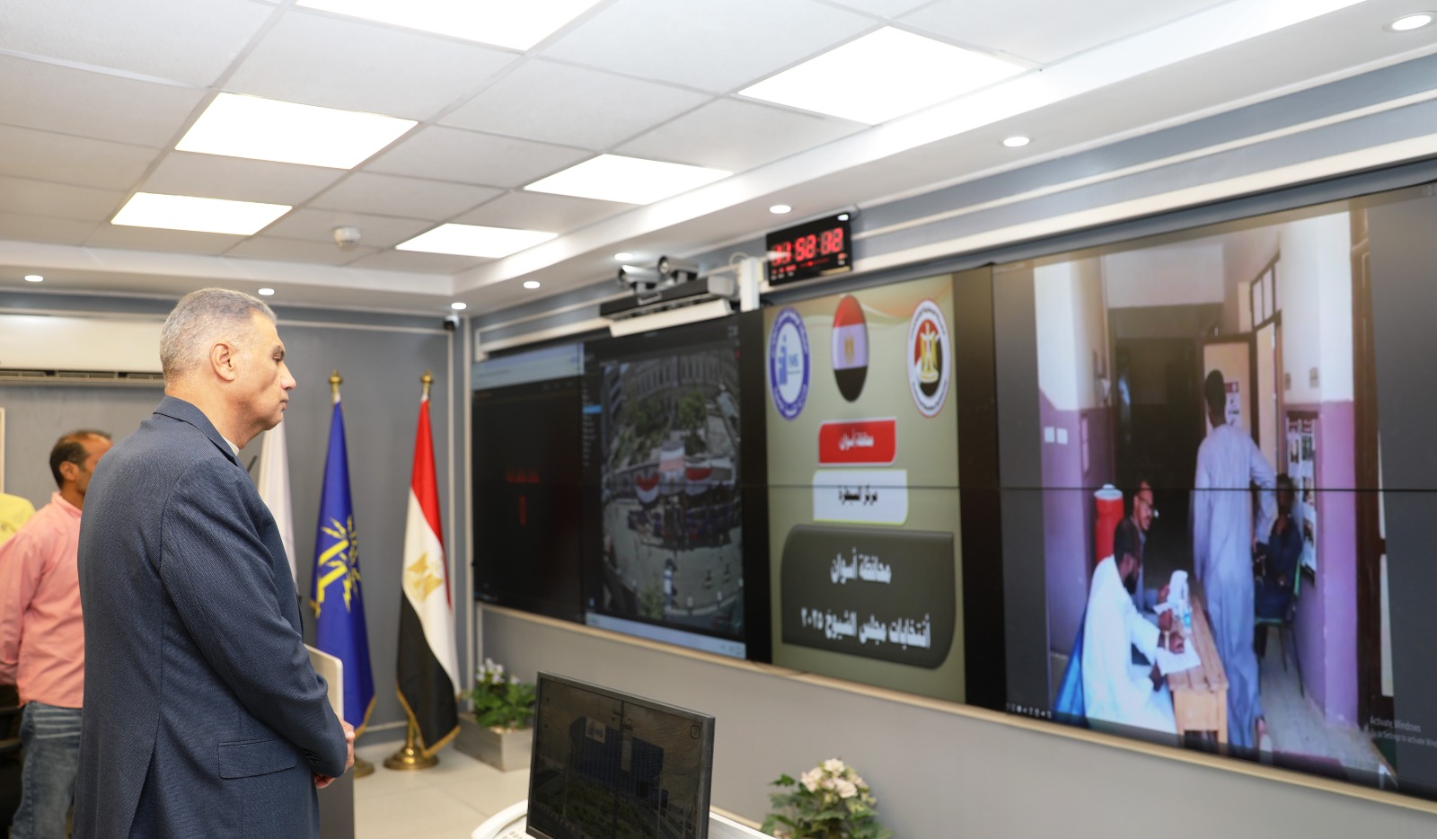 محافظ أسوان خلال المتابعة محافظ أسوان خلال المتابعة