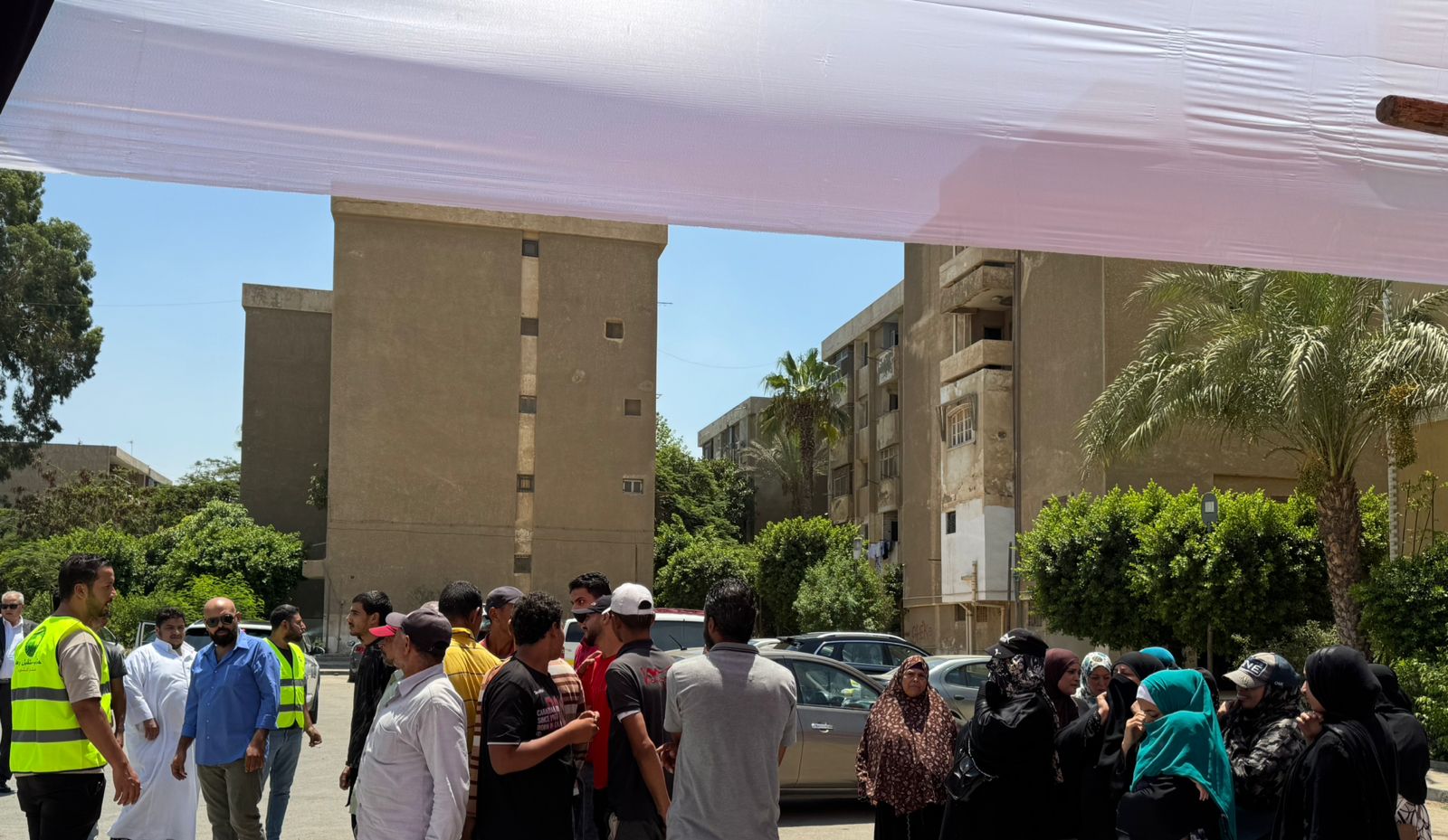 توافد المواطنون على اللجان الانتخابية (2)