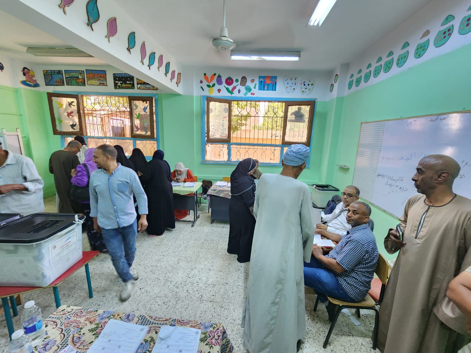 إقبال متزايد من السيدات والشباب بمدينة البياضية على التصويت إقبال متزايد من السيدات والشباب بمدينة البياضية على التصويت