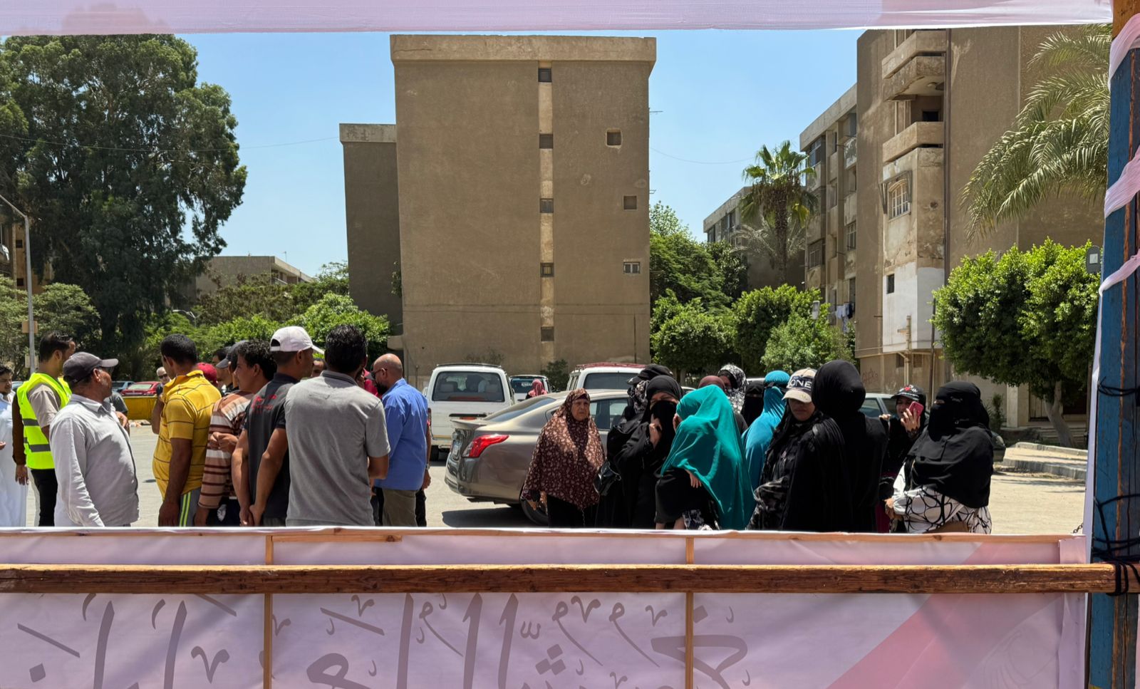توافد المواطنون على اللجان الانتخابية (3)