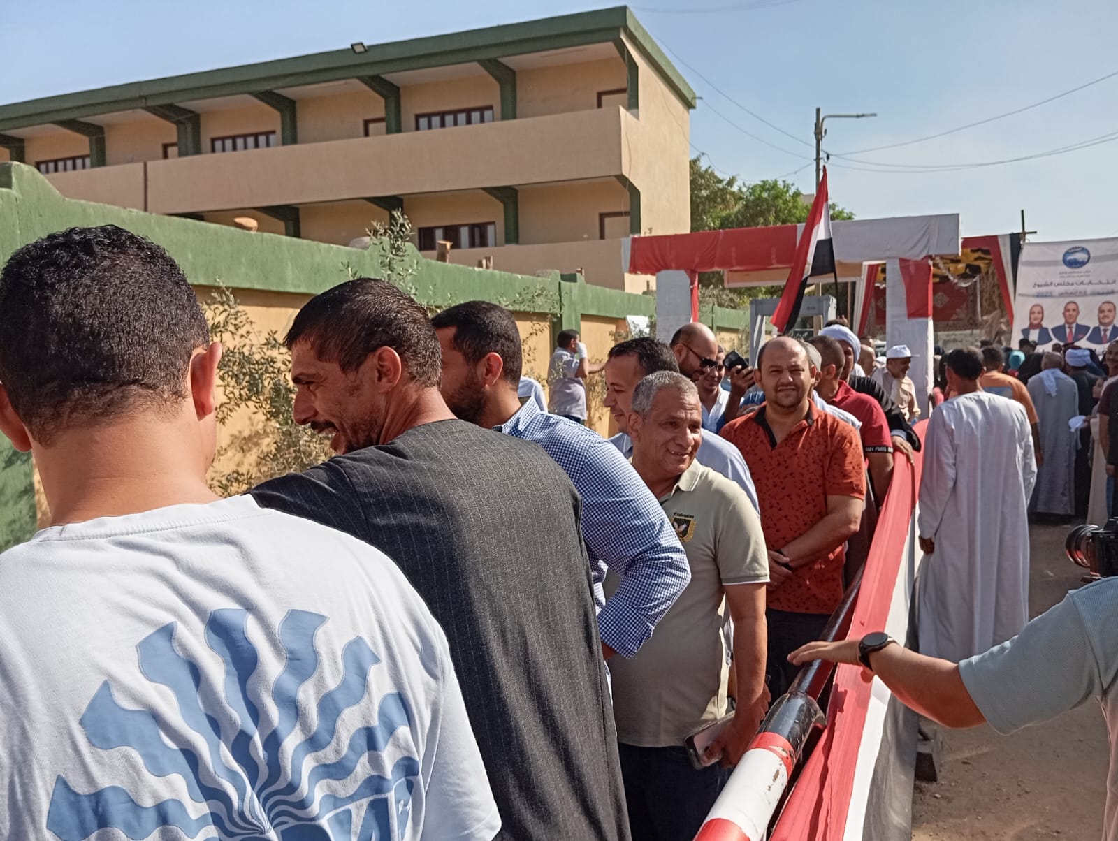 توافد الناخبين للإدلاء بأصواتهم في انتخابات مجلس الشيوخ بالفيوم (1)