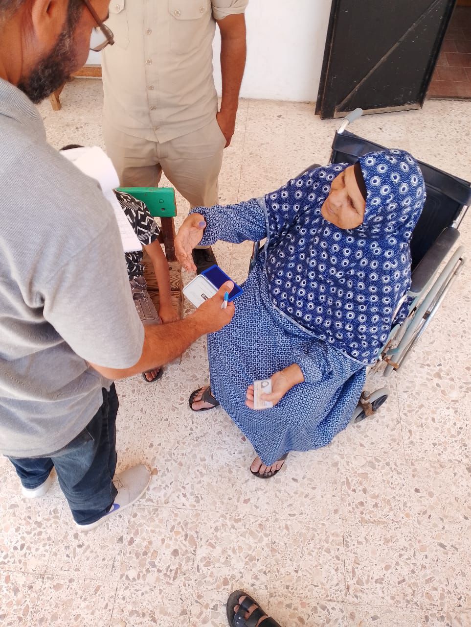 سيدة مسنة مريضة تدلي بصوتها