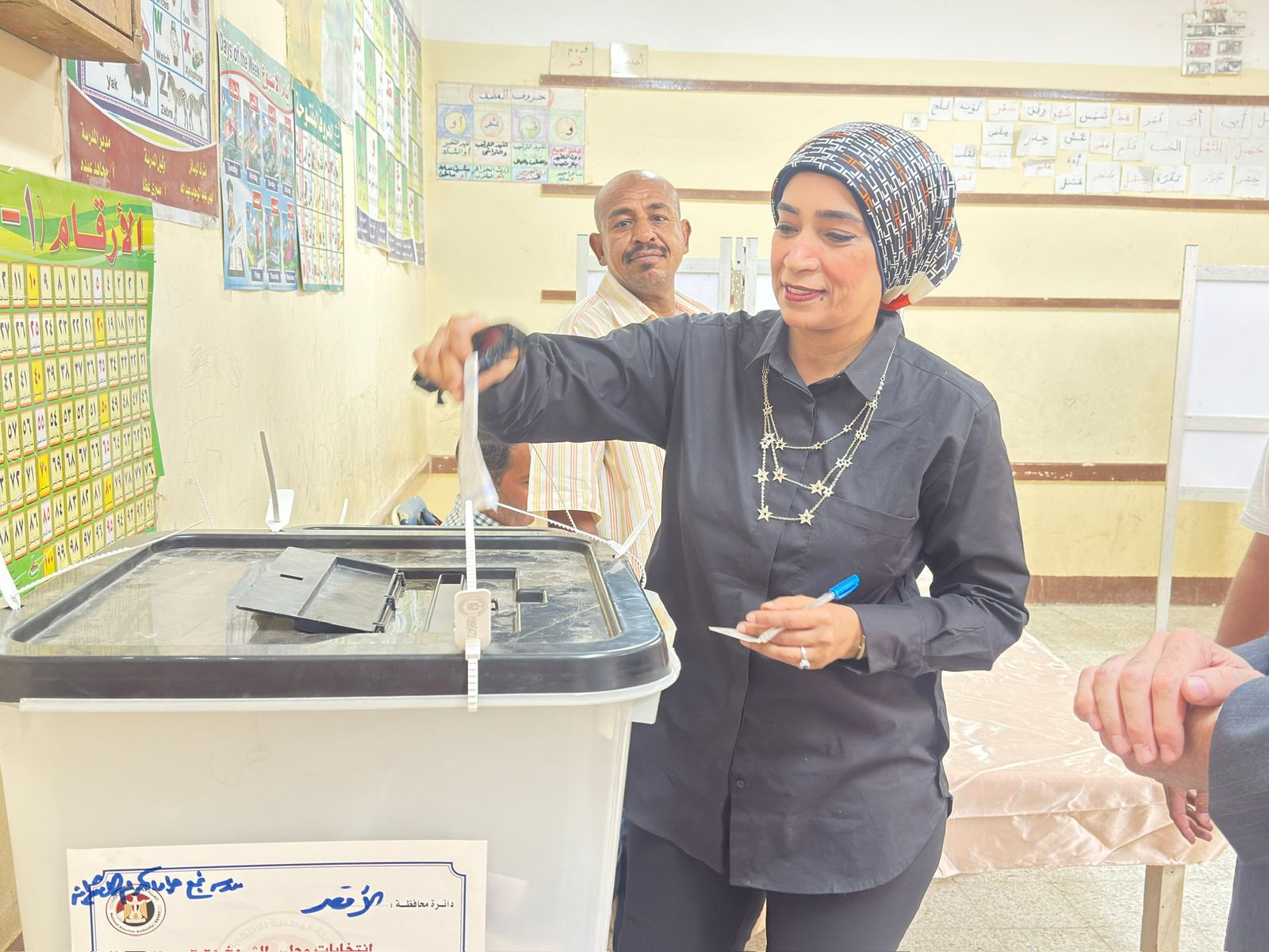 رئيس جامعة الأقصر تدلى بصوتها فى لجنة مدرسة نجع جاد الكريم الابتدائية رئيس جامعة الأقصر تدلى بصوتها فى لجنة مدرسة نجع جاد الكريم الابتدائية