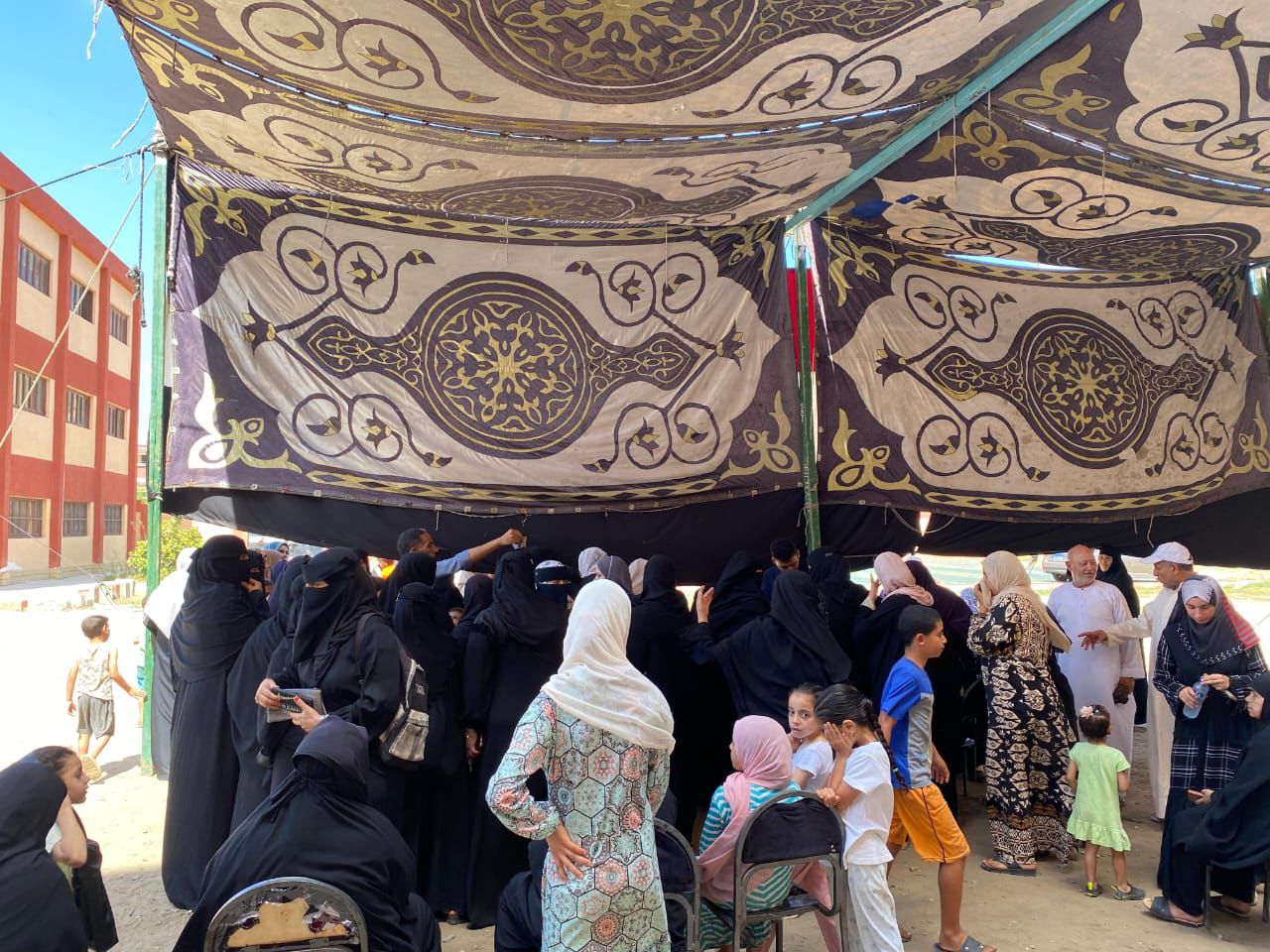 السيدات تصاحب أطفالهن_1