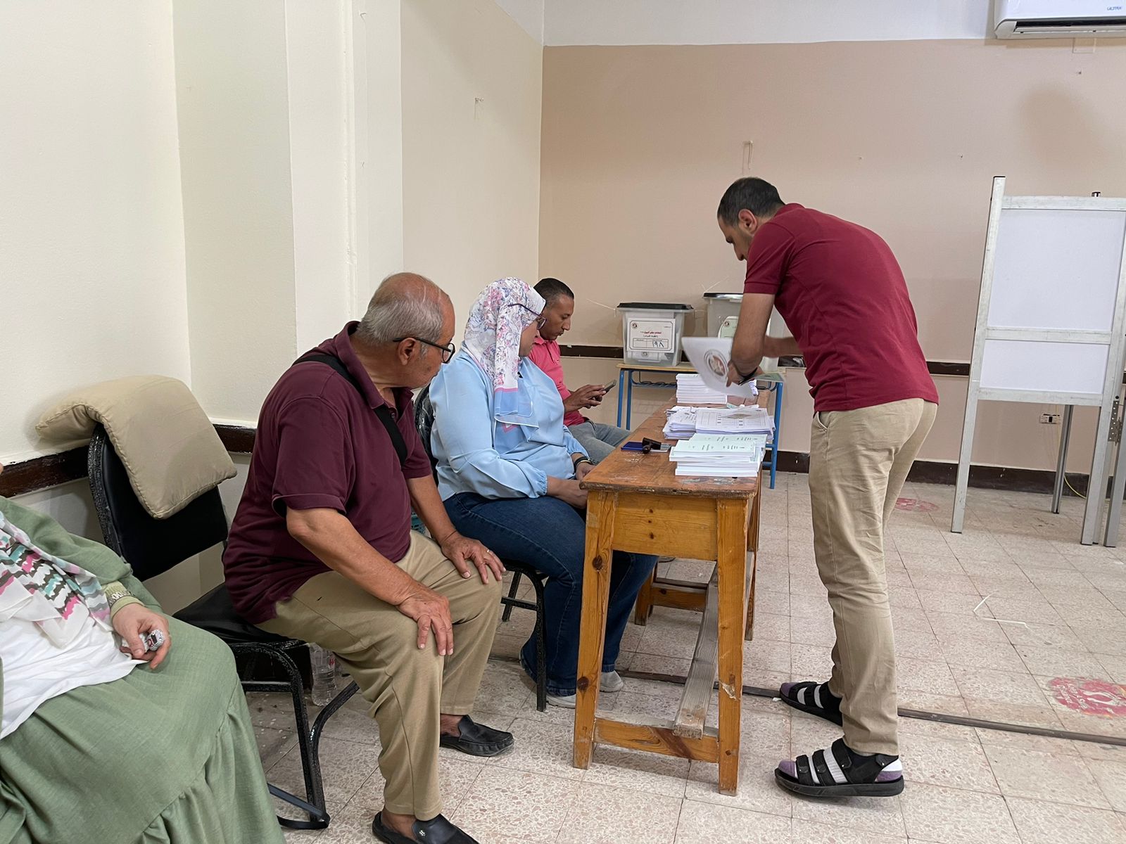 مسن يدلى بصوته مسن يدلى بصوته