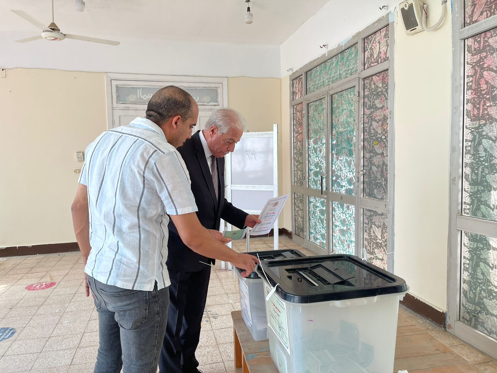 مستشار رئيس الجمهورية للتنمية المحلية يدلى بصوته في انتخابات مجلس الشيوخ