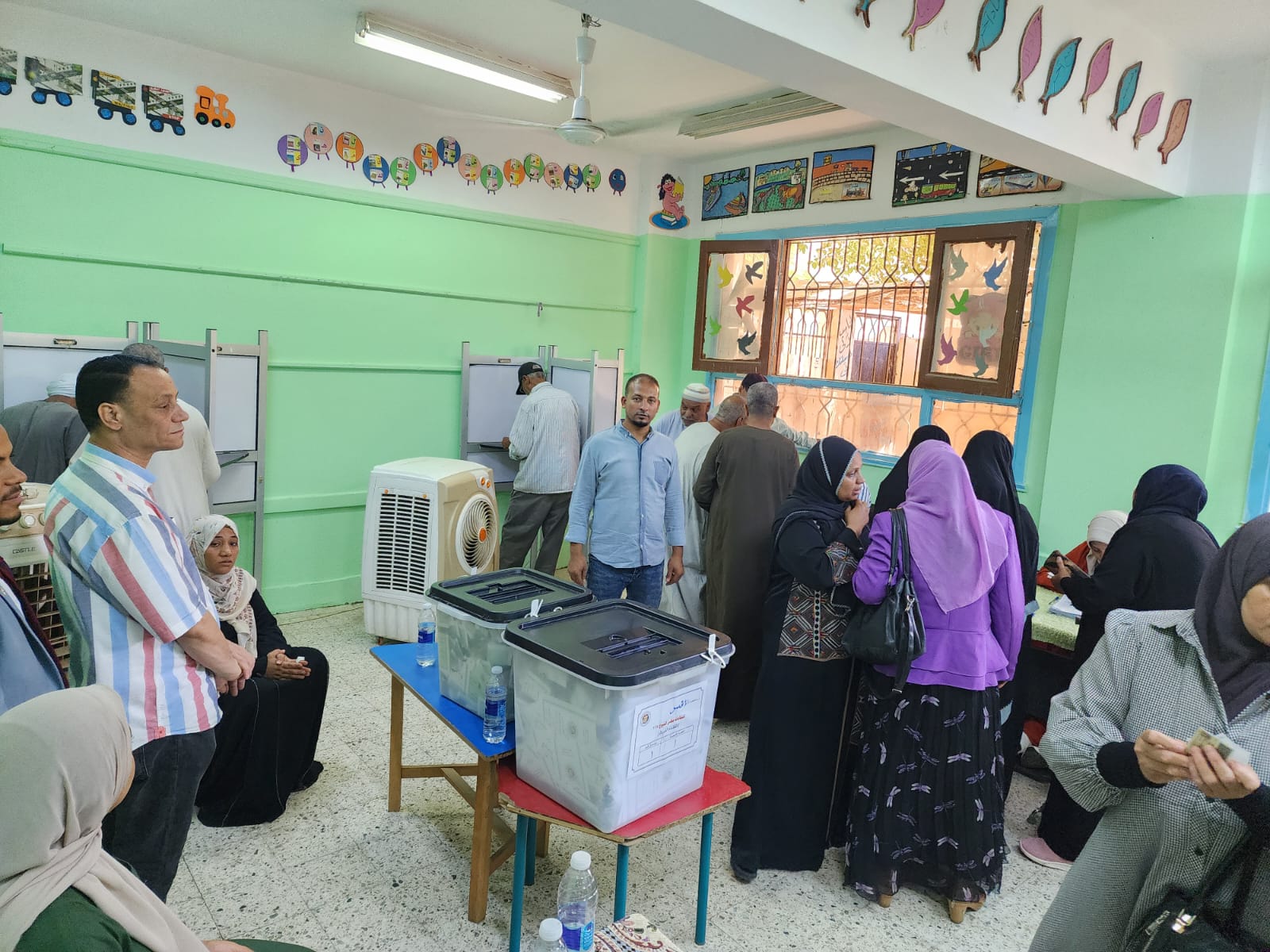 اقبال السيدات والرجال على لجان البياضية اقبال السيدات والرجال على لجان البياضية