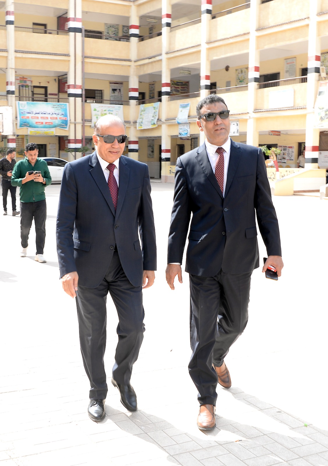 رئيس جامعة المنصورة في لجنته الانتخابية