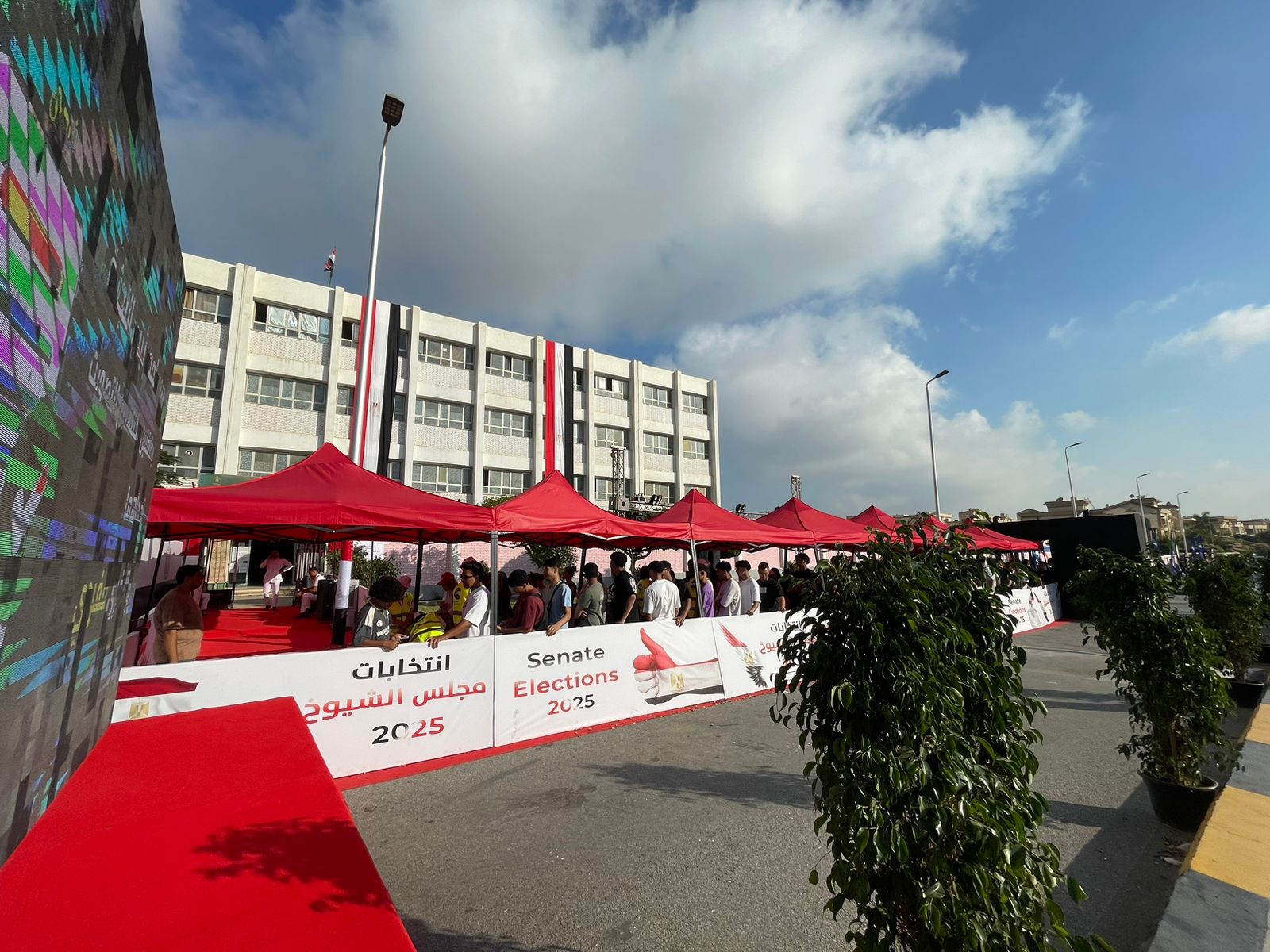 ناخبون ينتظرون أمام مدارس التجمع قبل بدء انتخابات مجلس الشيوخ ناخبون ينتظرون أمام مدارس التجمع قبل بدء انتخابات مجلس الشيوخ