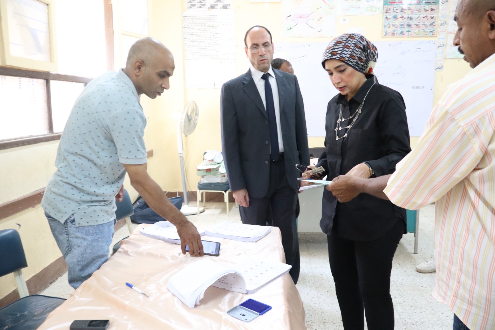 رئيس جامعة الأقصر تدلي بصوتها في انتخابات مجلس الشيوخ رئيس جامعة الأقصر تدلي بصوتها في انتخابات مجلس الشيوخ