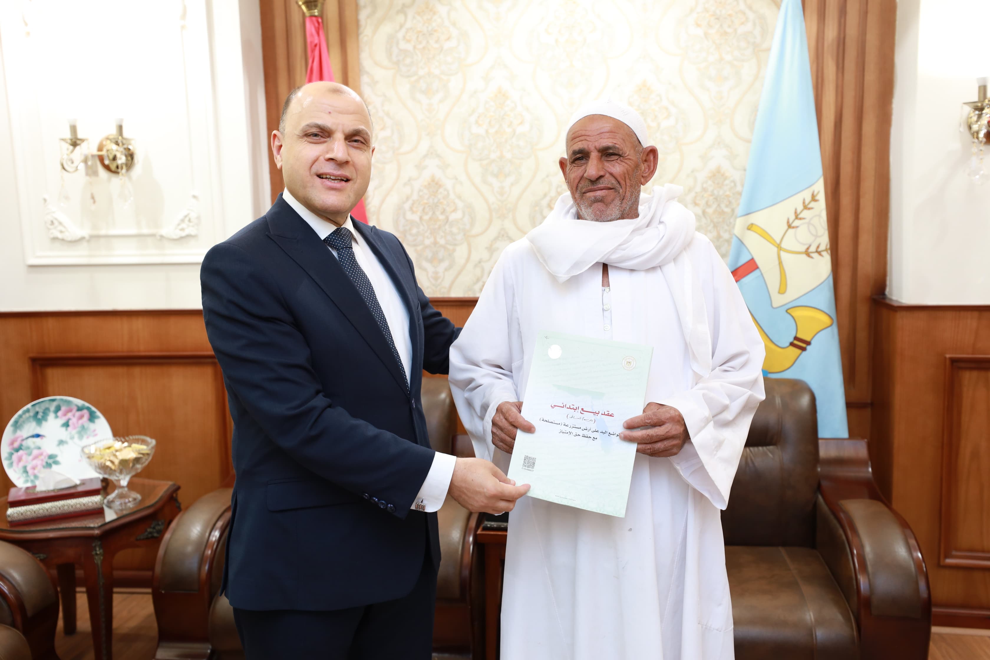 محافظ كفر الشيخ يسلم عقد تقنين لمواطن