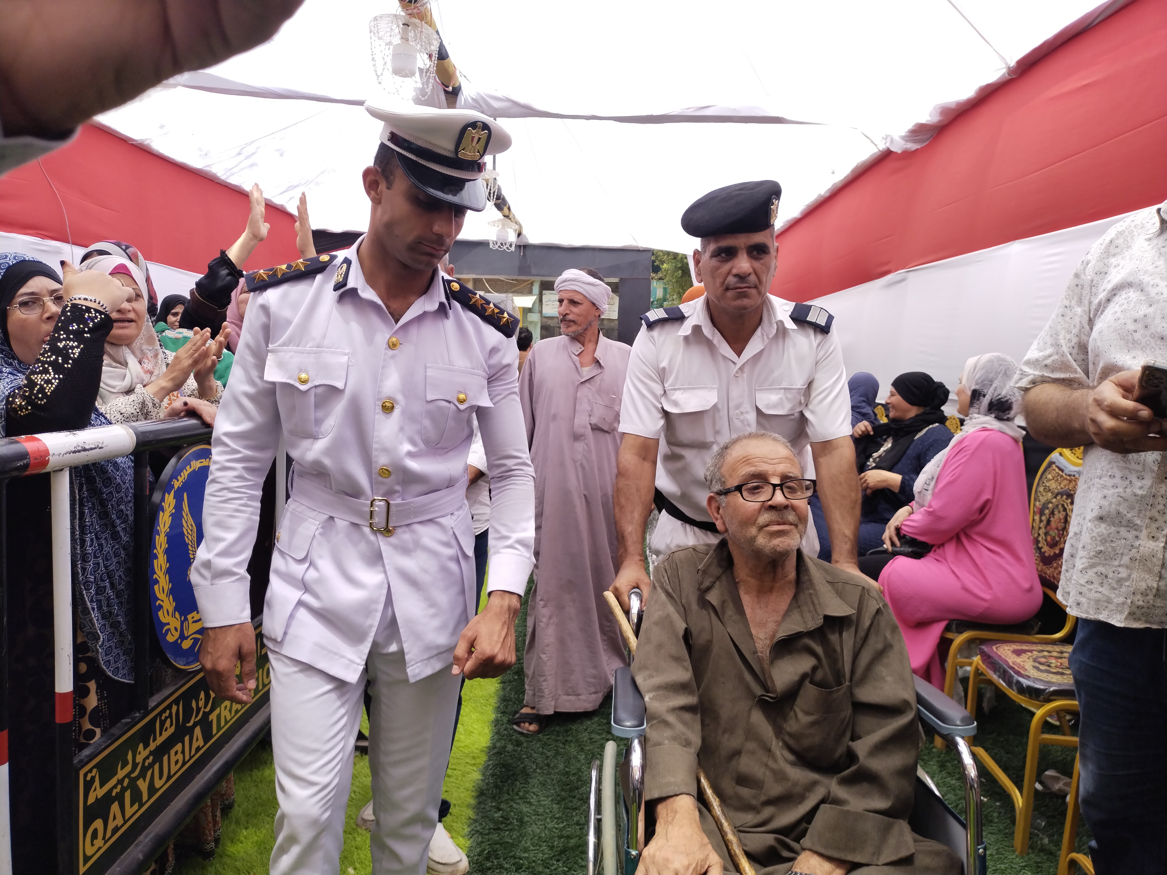 رجال أمن القليوبية يساعدون كبار السن وذوي الهمم للإدلاء بأصواتهم في انتخابات الشيوخ (1)