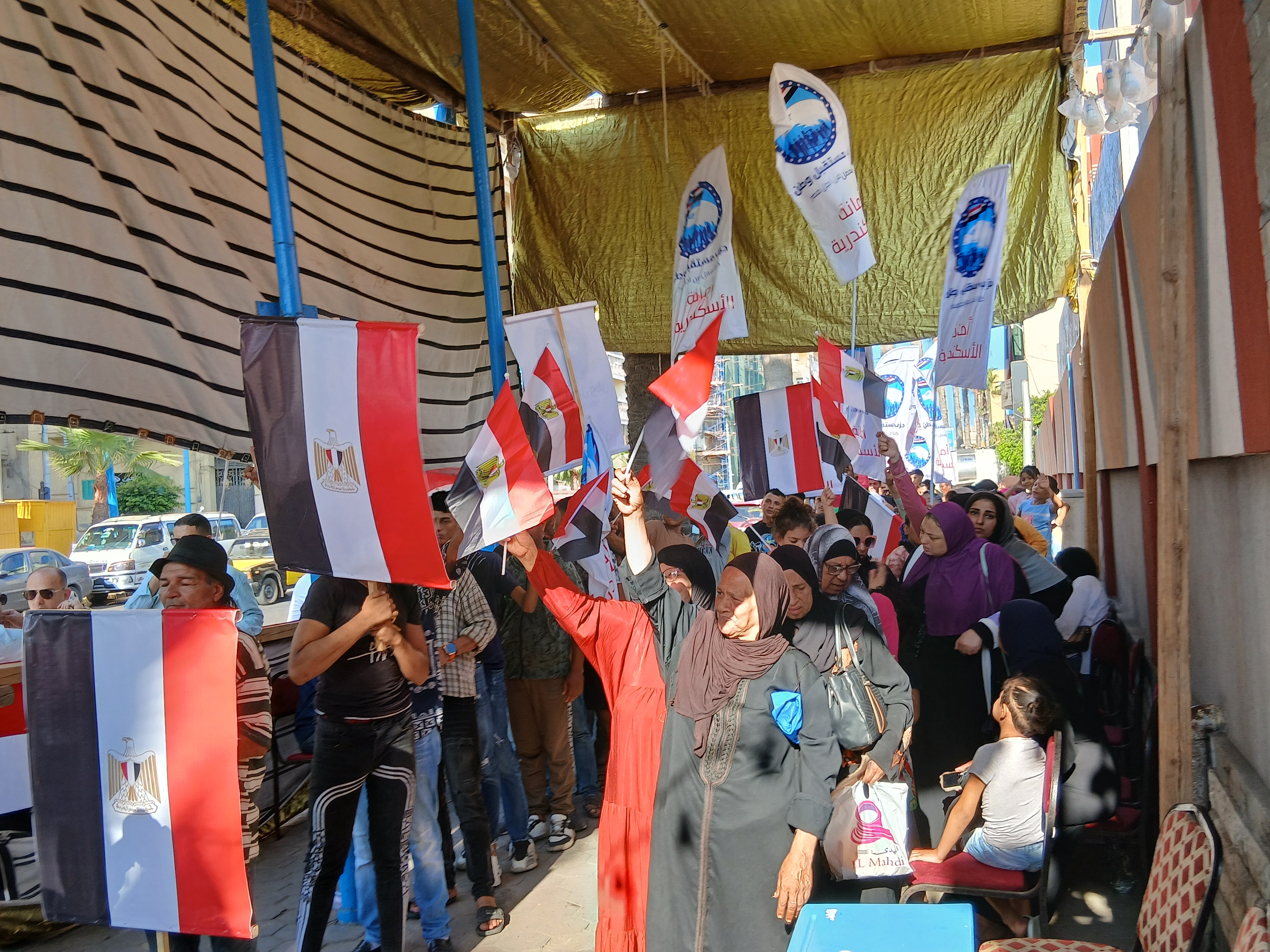توافد الناخبين للإدلاء بأصواتهم ثاني أيام انتخابات الشيوخ بالإسكندرية توافد الناخبين للإدلاء بأصواتهم ثاني أيام انتخابات الشيوخ بالإسكندرية