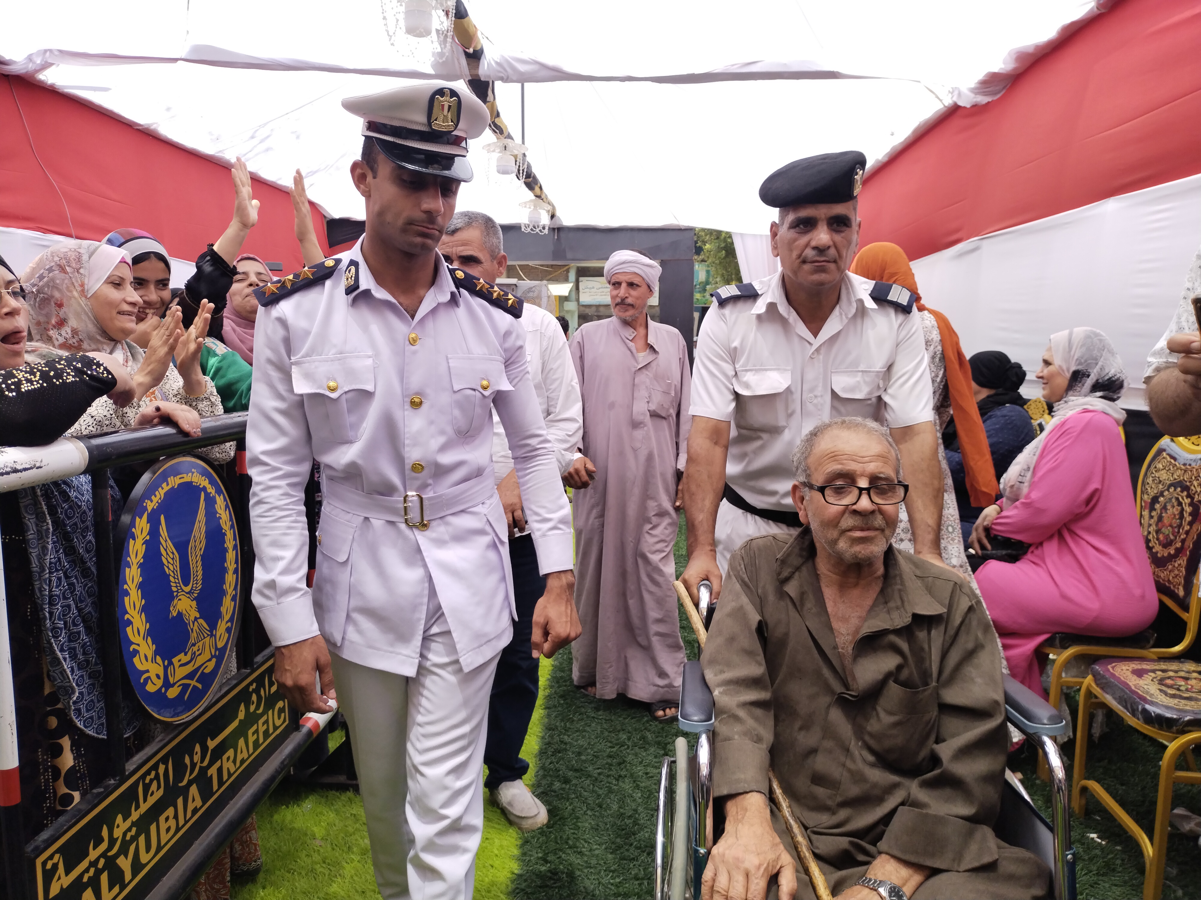 رجال أمن القليوبية يساعدون كبار السن وذوي الهمم للإدلاء بأصواتهم في انتخابات الشيوخ (2)