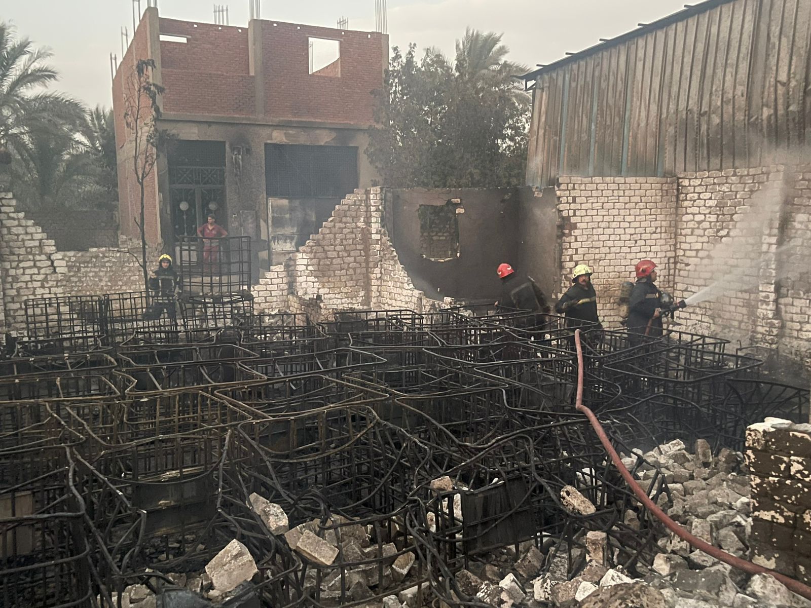 السيطرة على حريق اندلع داخل مخزن زيوت فى المرج (1)