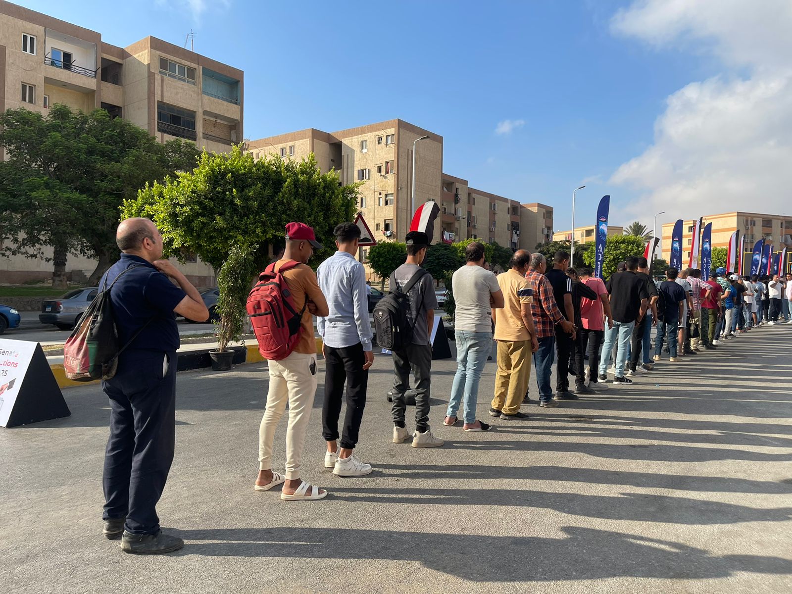 ناخبون ينتظرون أمام مدارس التجمع قبل بدء اليوم الثانى من انتخابات مجلس الشيوخ ناخبون ينتظرون أمام مدارس التجمع قبل بدء اليوم الثانى من انتخابات مجلس الشيوخ