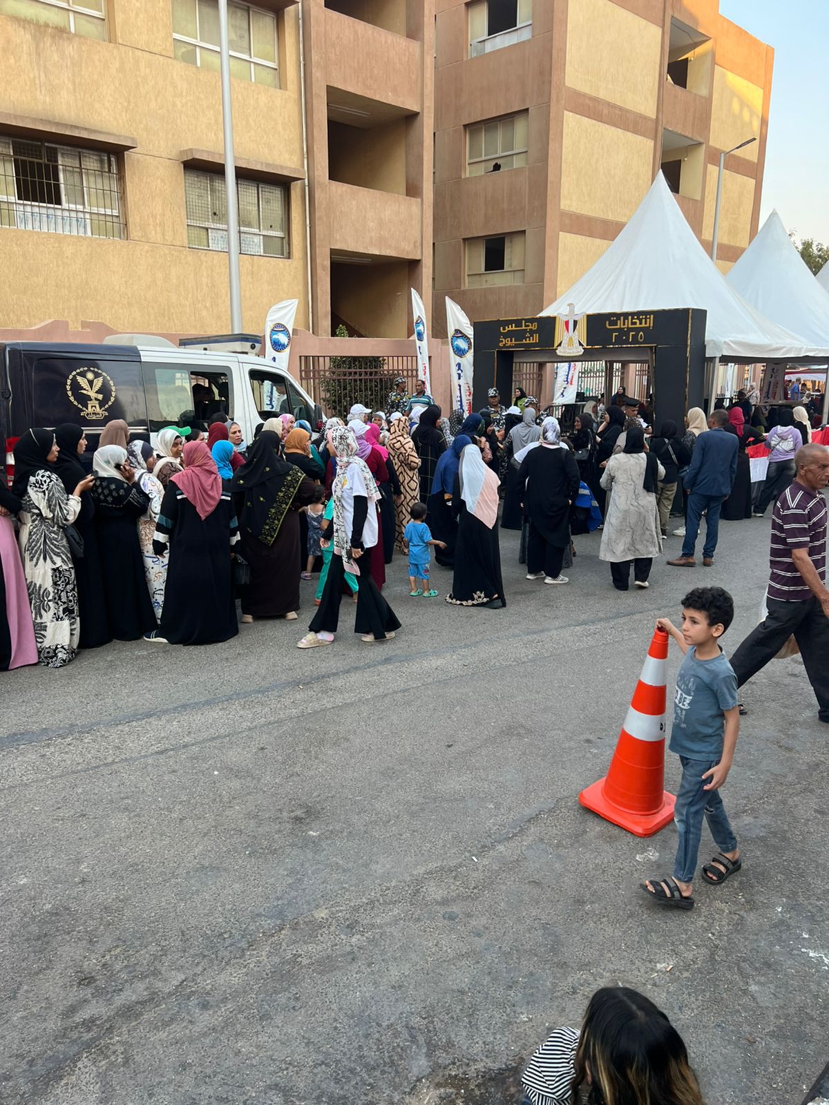 طابور من سيدات الأسمرات (5)
