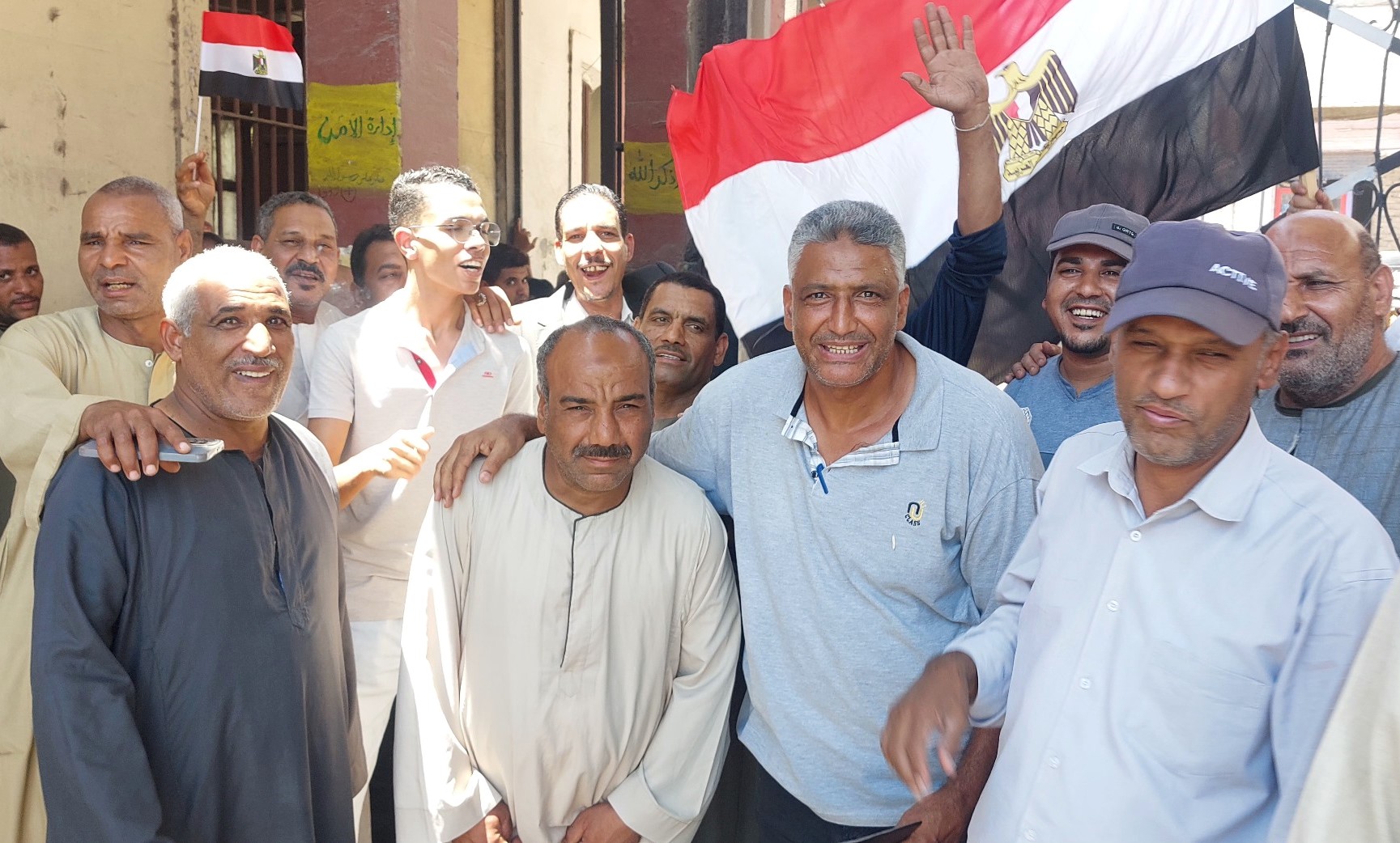 بعلم مصر العاملين بمصانع سكر أرمنت يتوجهون إلى اللجان للتصويت بعلم مصر العاملين بمصانع سكر أرمنت يتوجهون إلى اللجان للتصويت