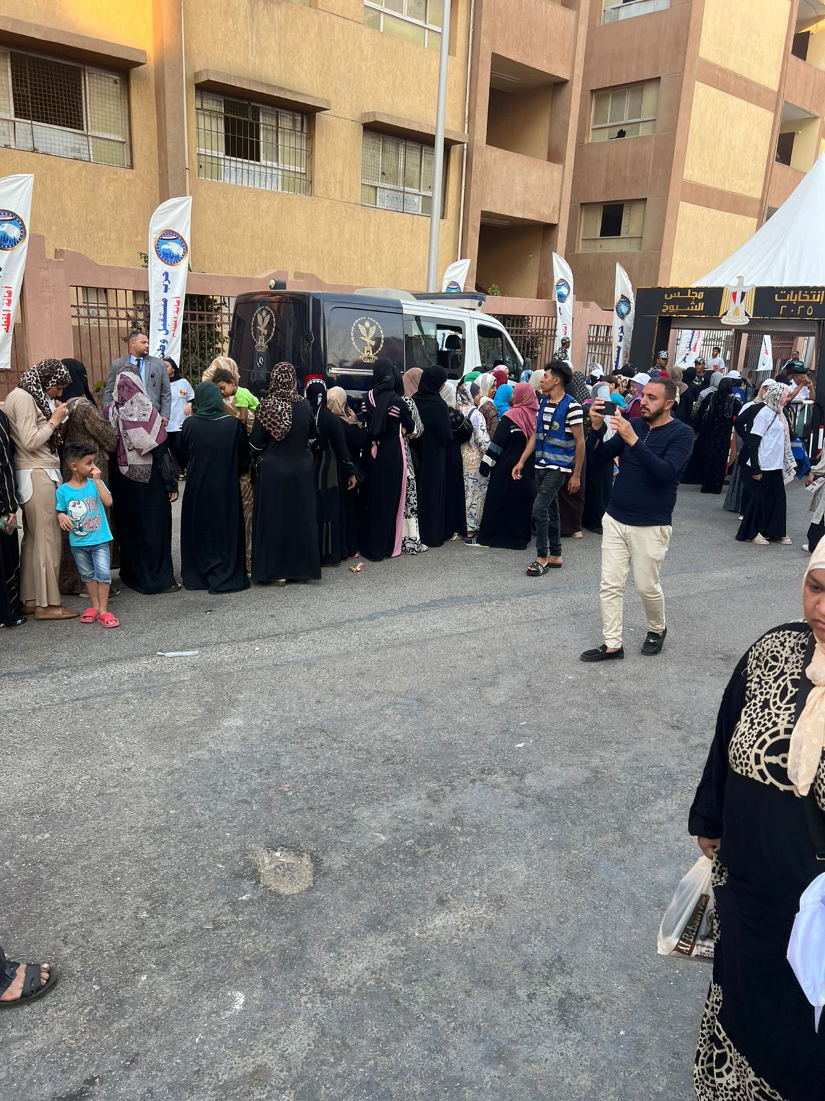 طابور من سيدات الأسمرات (1)