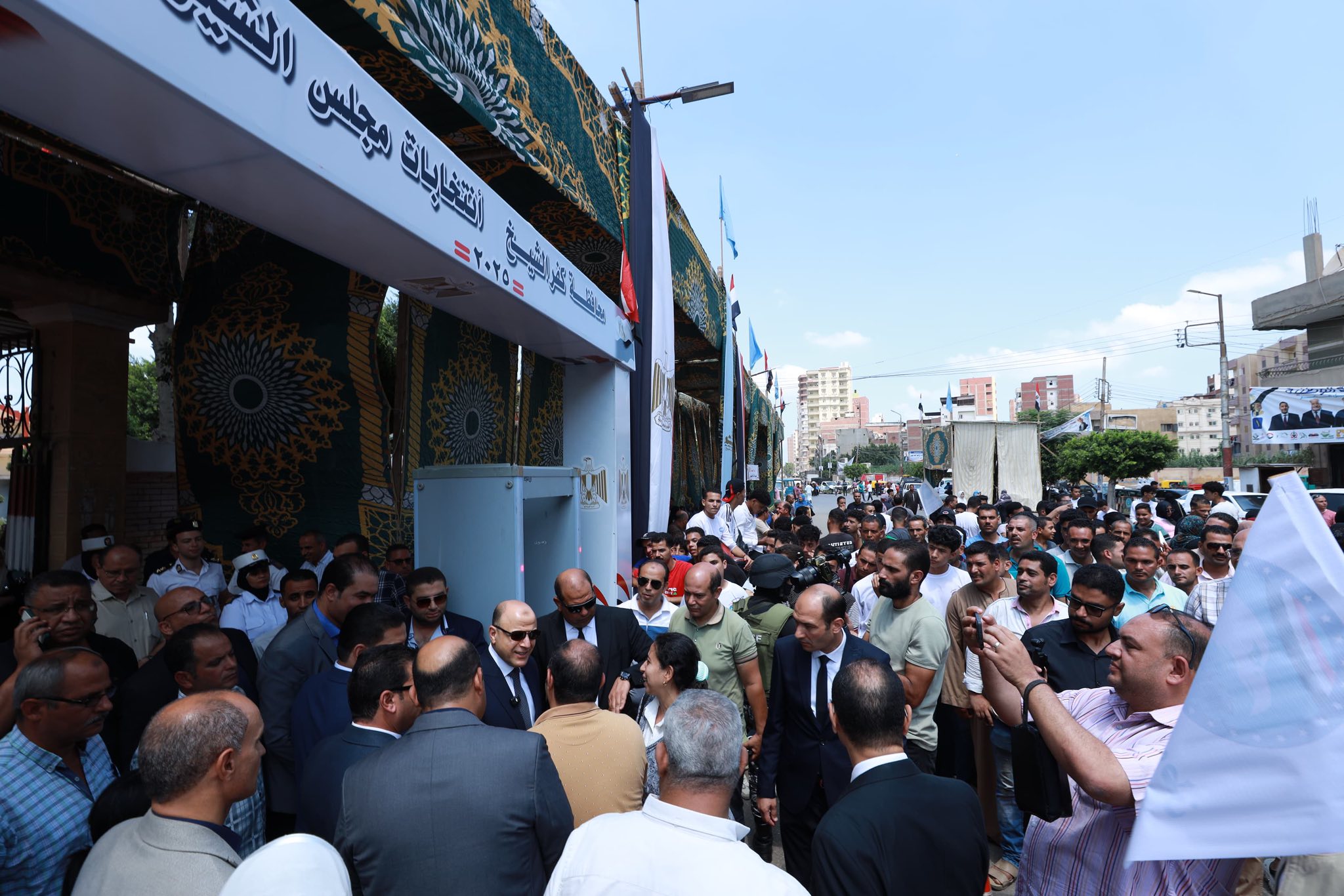 المئات أمام لجان دسوق