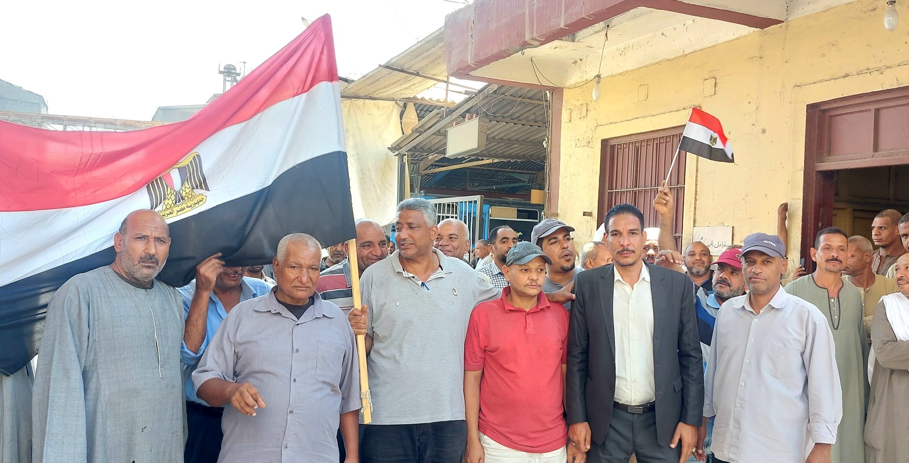 العاملين بمصانع سكر أرمنت يتوجهون إلى اللجان للتصويت العاملين بمصانع سكر أرمنت يتوجهون إلى اللجان للتصويت