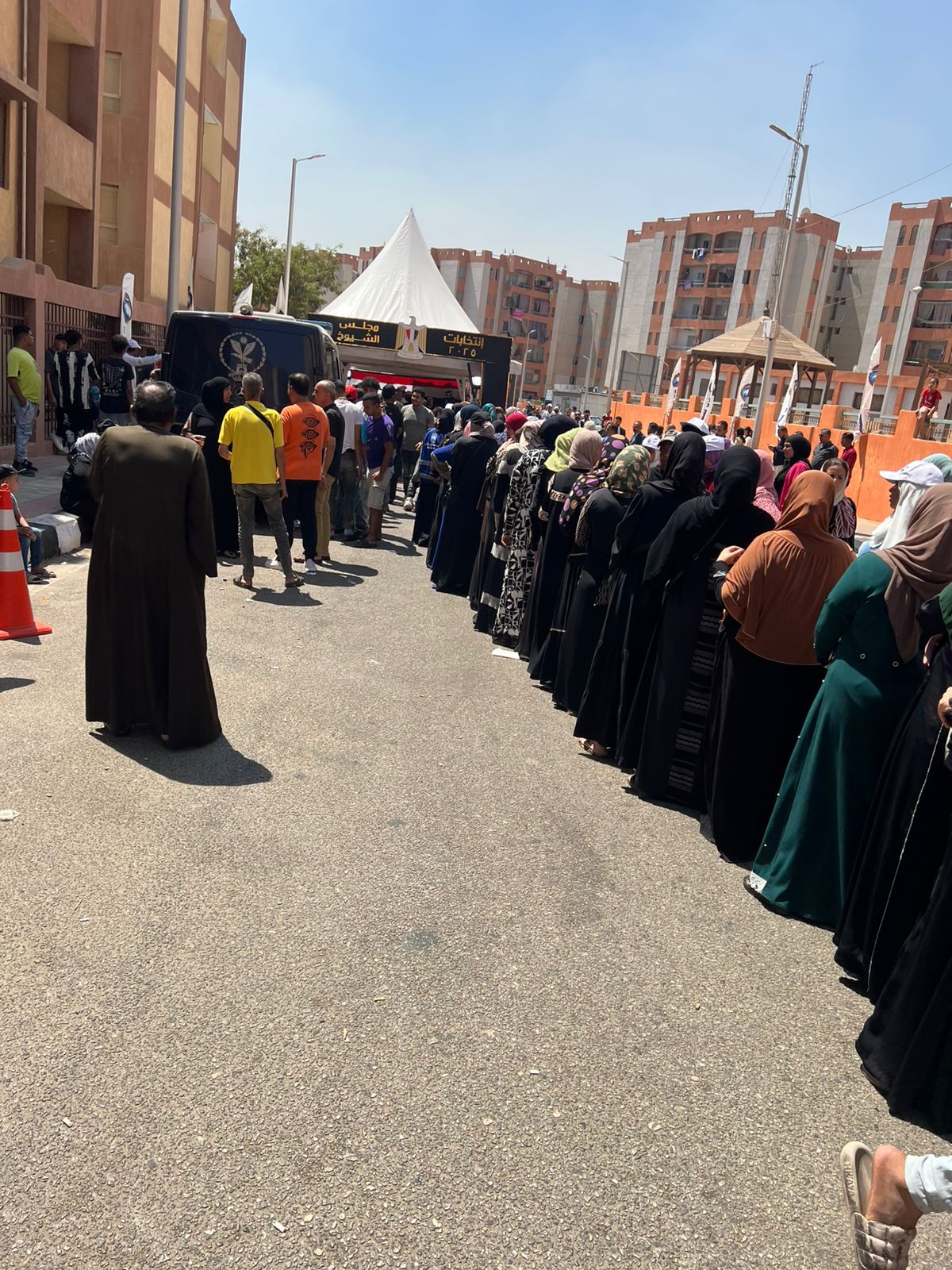 حضور مكثف من أهالى الأسمرات على لجان انتخابات مجلس الشيوخ 2025.. صور