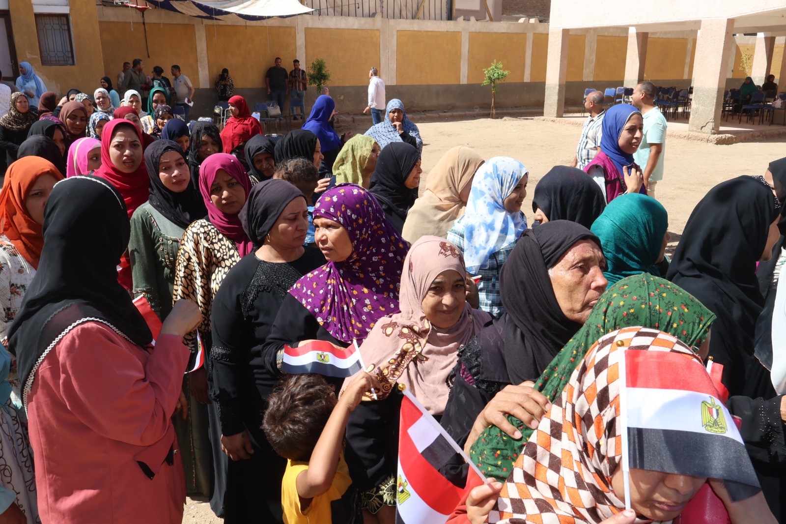 حشد كبير للسيدات باللجنة 