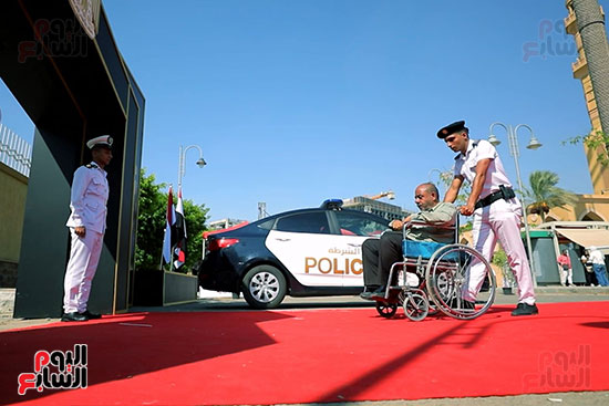 الشرطة-تقدم-المساعدة-لكبار-السن-أمام-اللجان الشرطة-تقدم-المساعدة-لكبار-السن-أمام-اللجان