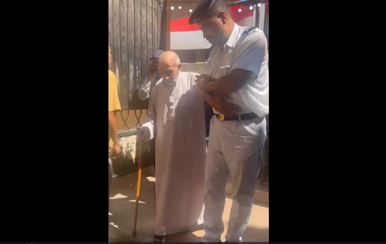 شرطى يساعد مسن شرطى يساعد مسن