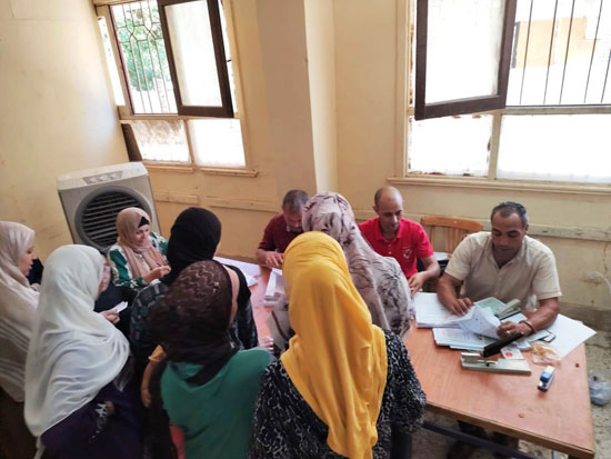 الناخبون بقرية الشيخ زياد بالمنيا  (1)