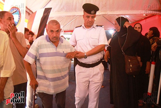 رجال الشرطة تساعد المرضى وكبار السن رجال الشرطة تساعد المرضى وكبار السن
