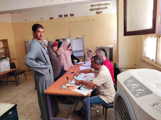 الناخبون بقرية الشيخ زياد بالمنيا  (4)