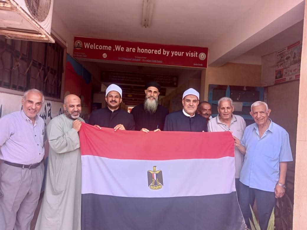 رجال الدين الاسلامي والمسيحين يحملون العلم المصري