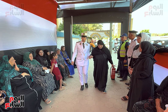 تقديم-المساعة-لكبار-السن-من-الشرطة تقديم-المساعة-لكبار-السن-من-الشرطة