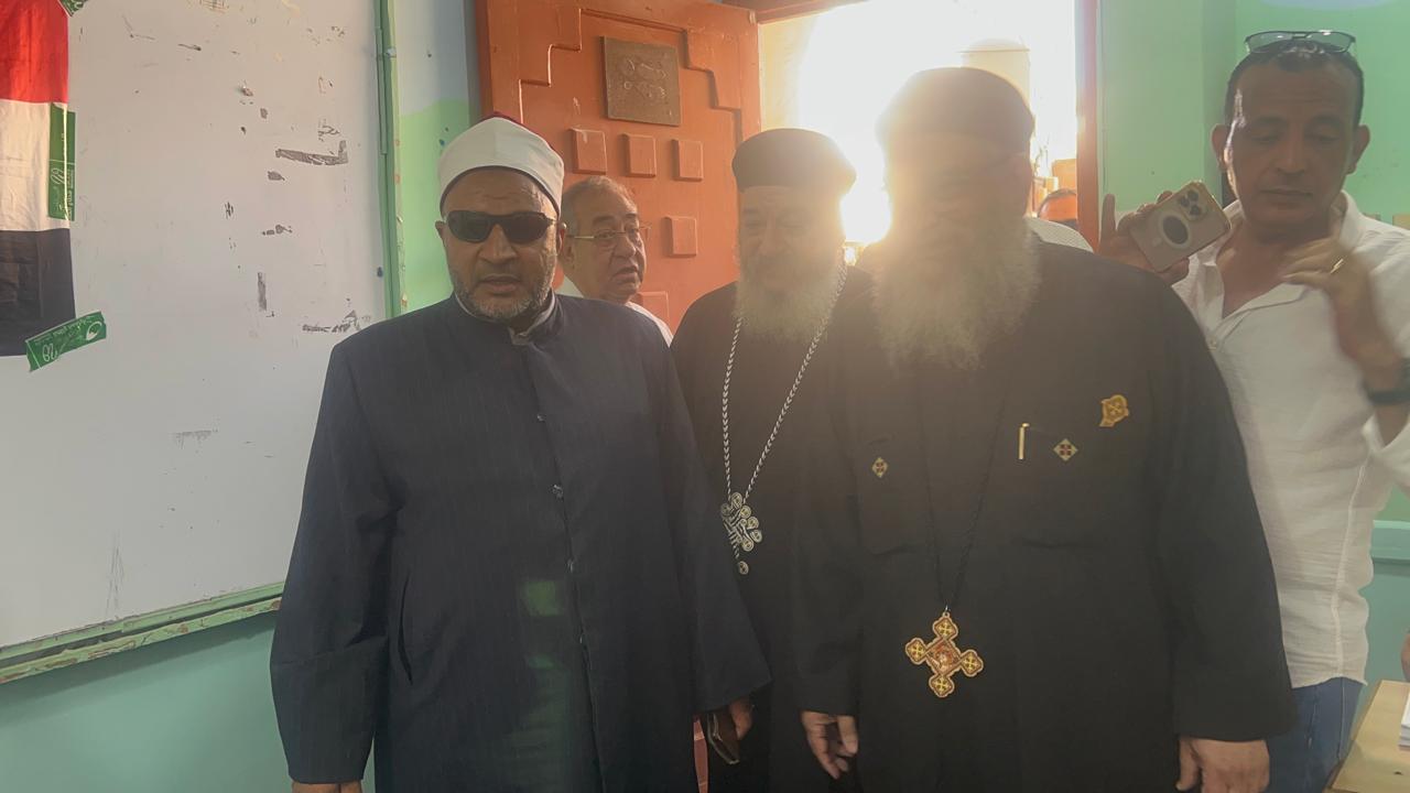 القساوسة وشيوخ الأزهر يدلون بأصواتهم في انتخابات مجلس الشيوخ بالفيوم القساوسة وشيوخ الأزهر يدلون بأصواتهم في انتخابات مجلس الشيوخ بالفيوم