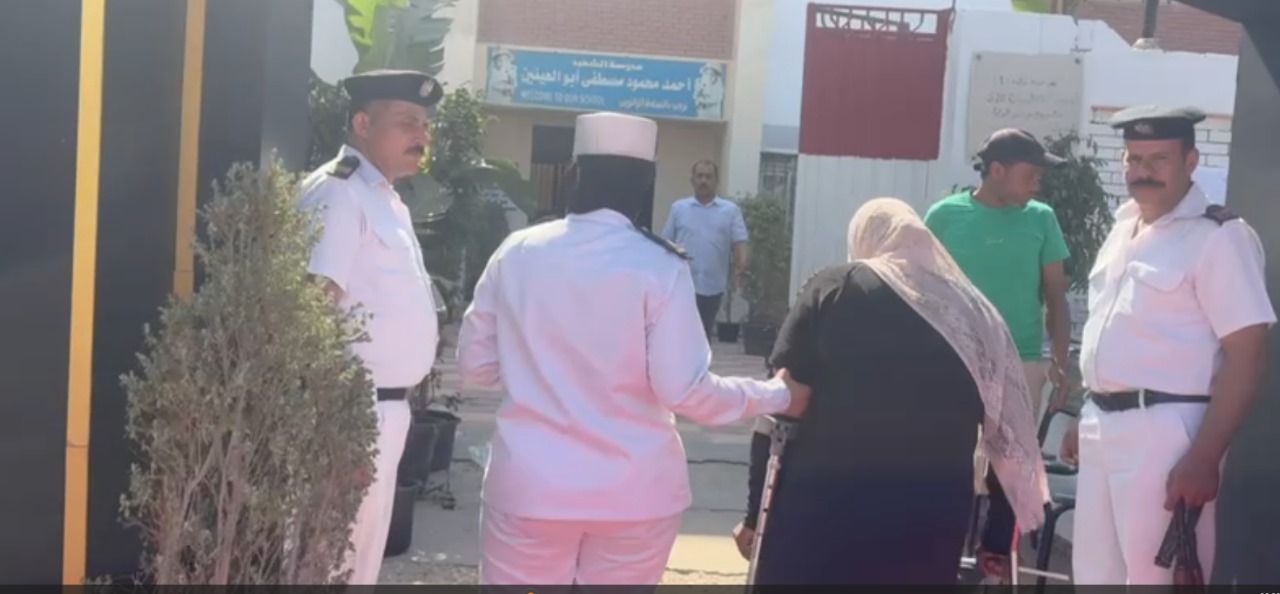 الشرطة النسائية تساعد سيدة الشرطة النسائية تساعد سيدة