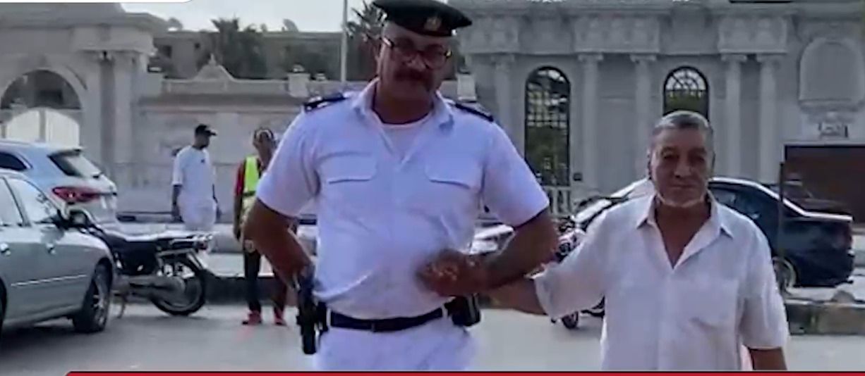 الشرطة تساعد المواطنين الشرطة تساعد المواطنين