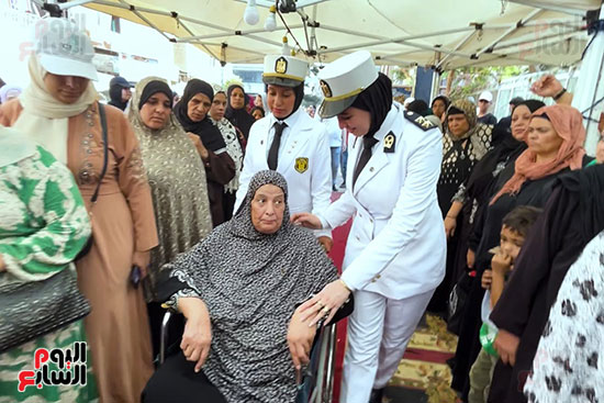 الشرطة-تساعد-كبار-السن-أمام-اللجان-الانتخابية الشرطة-تساعد-كبار-السن-أمام-اللجان-الانتخابية